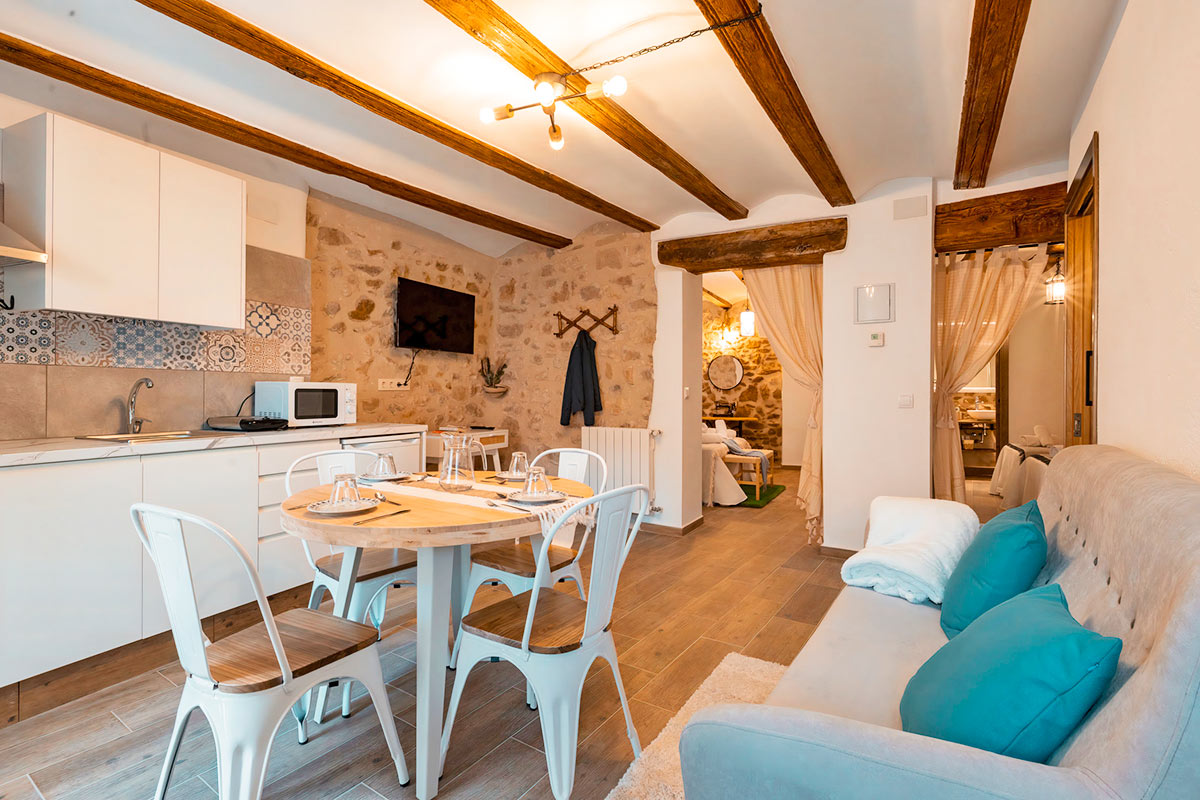 Sala de estar y cocina moderna y acogedora.