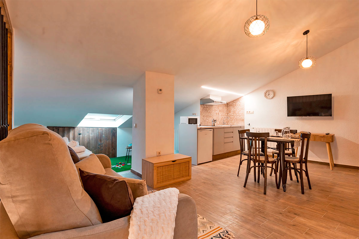 Sala moderna con cocina y comedor en ático