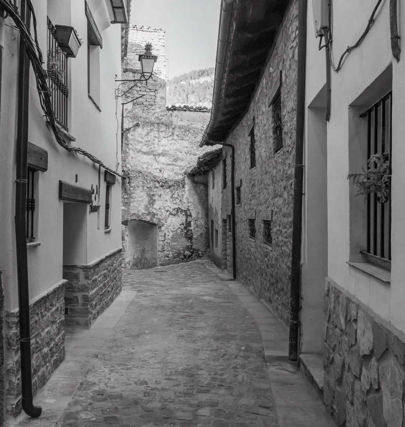 Calle empedrada en un pueblo antiguo.