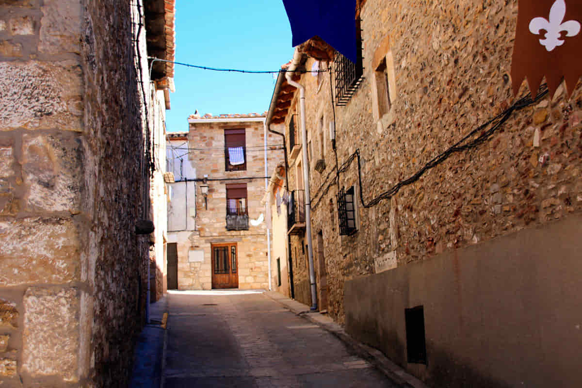 Calle estrecha con casas de piedra en España.