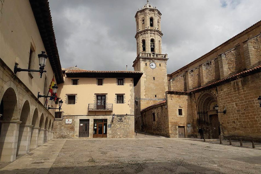 Plaza con torre y edificios históricos en España.