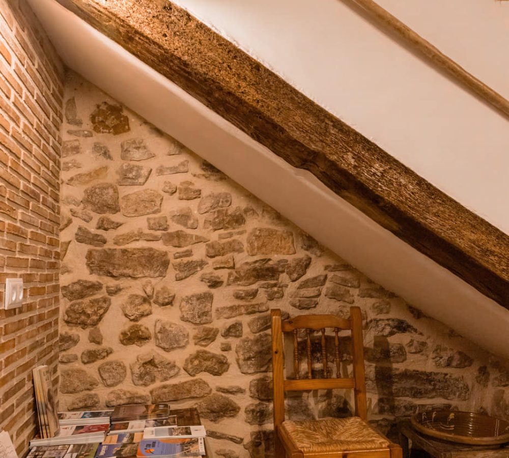 Rincón acogedor con silla de madera y documentos.