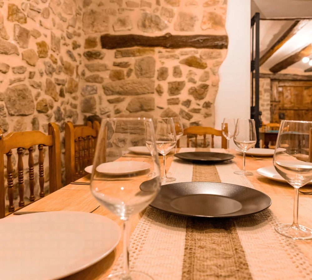 Mesa bien puesta en un ambiente rústico