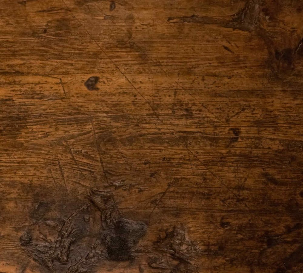 Textura de madera oscura y rugosa