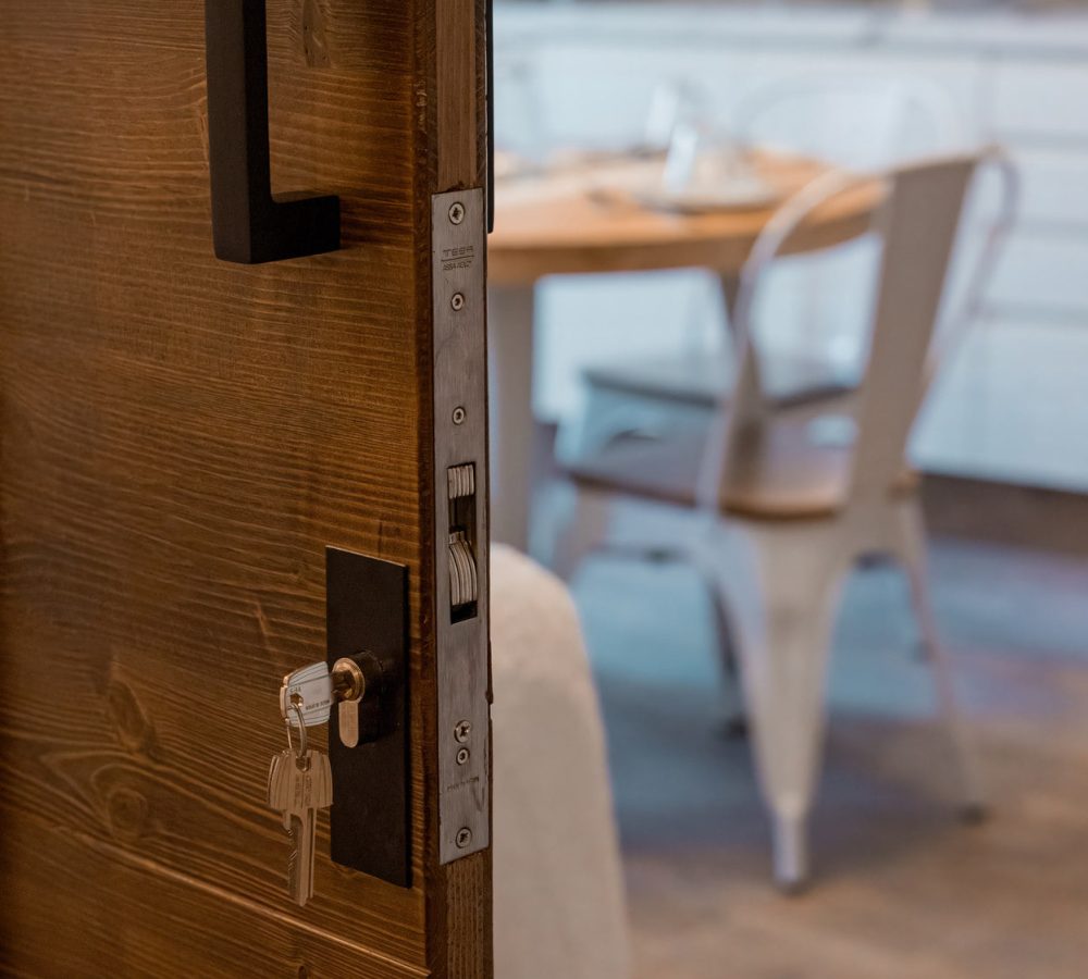 Puerta abierta que revela una cocina moderna.