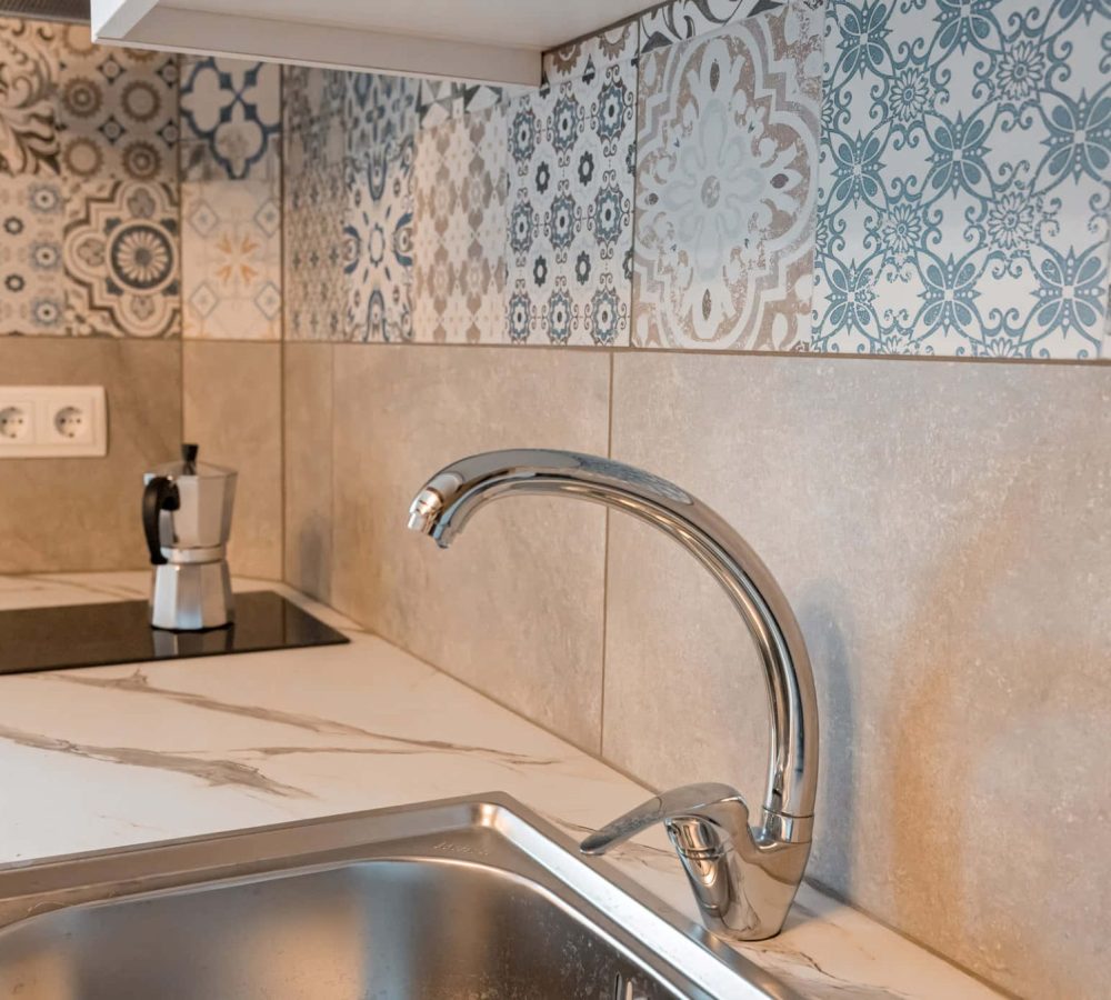 Cocina moderna con fregadero y azulejos decorativos