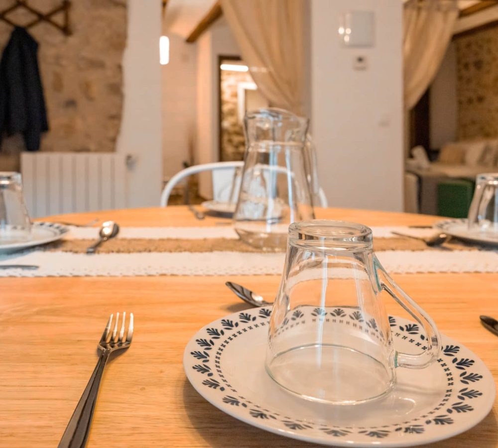 Mesa bien puesta con platos y utensilios