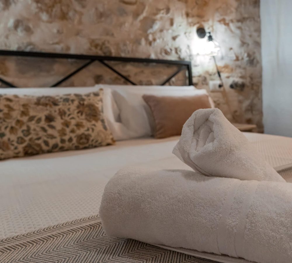 Cama confortable con toallas en un entorno acogedor