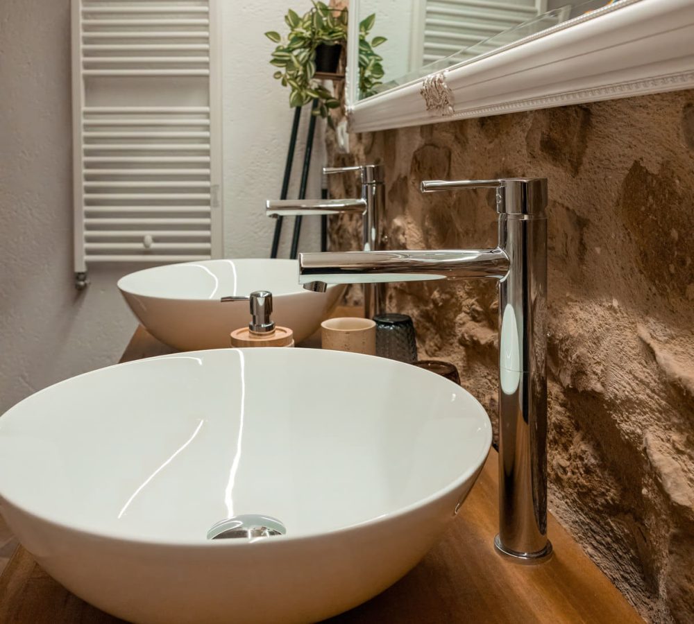 Dos lavabos modernos en un baño acogedor.