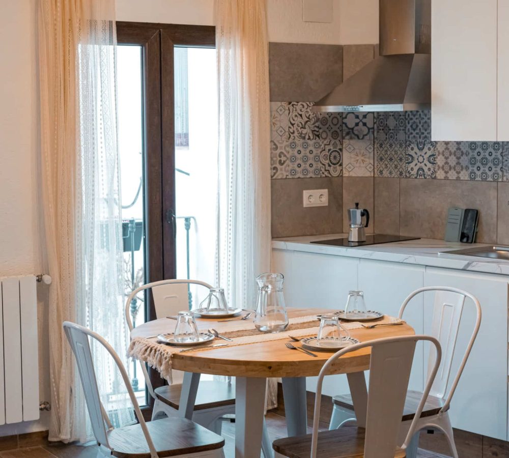 Cocina moderna con mesa y sillas