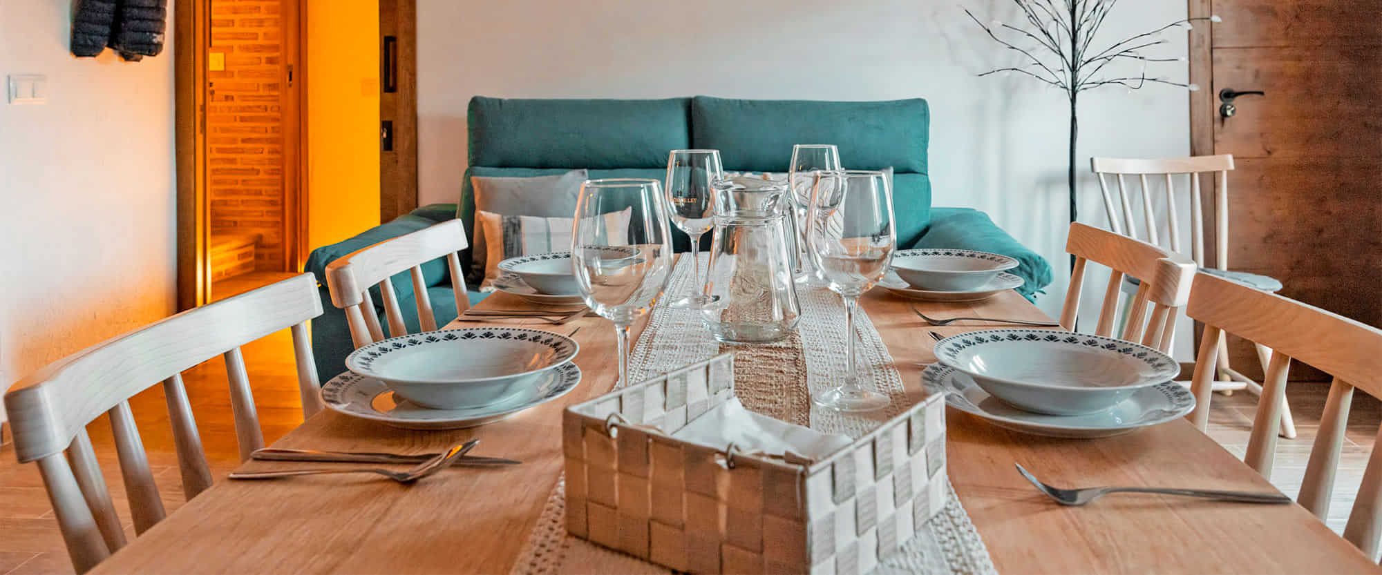 Mesa decorada para una comida acogedora.