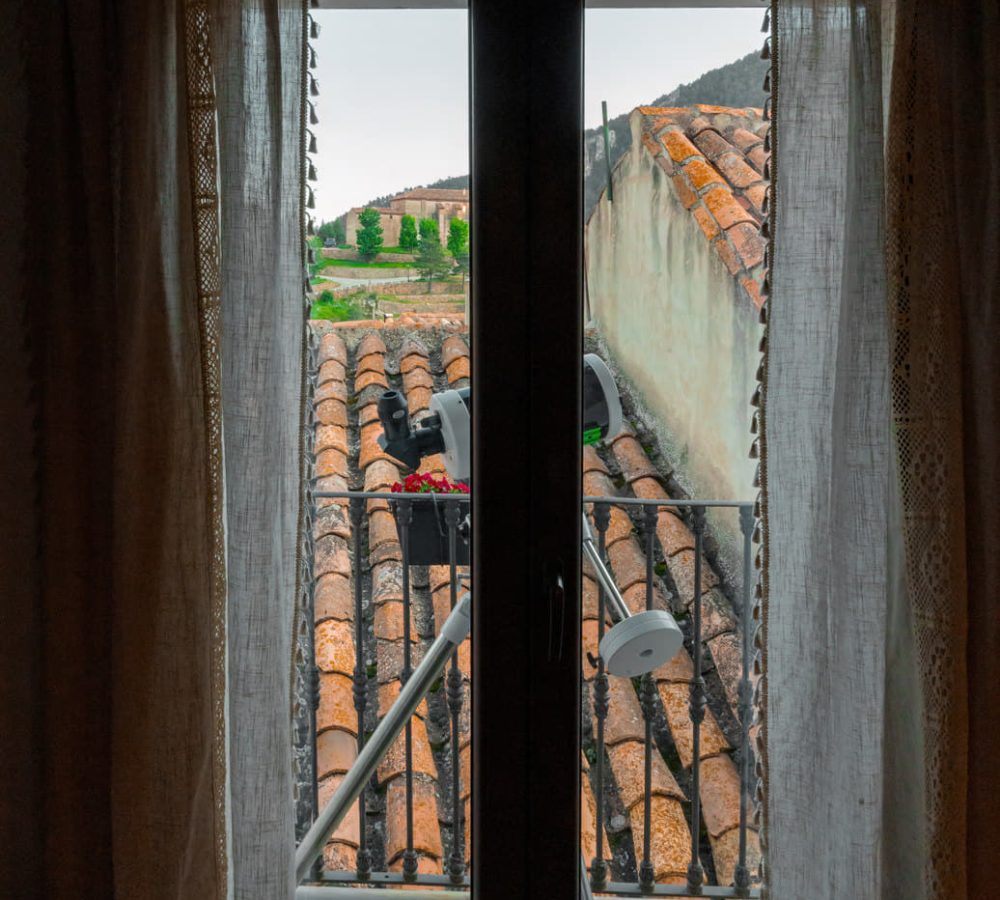 Vista de un paisaje desde una ventana