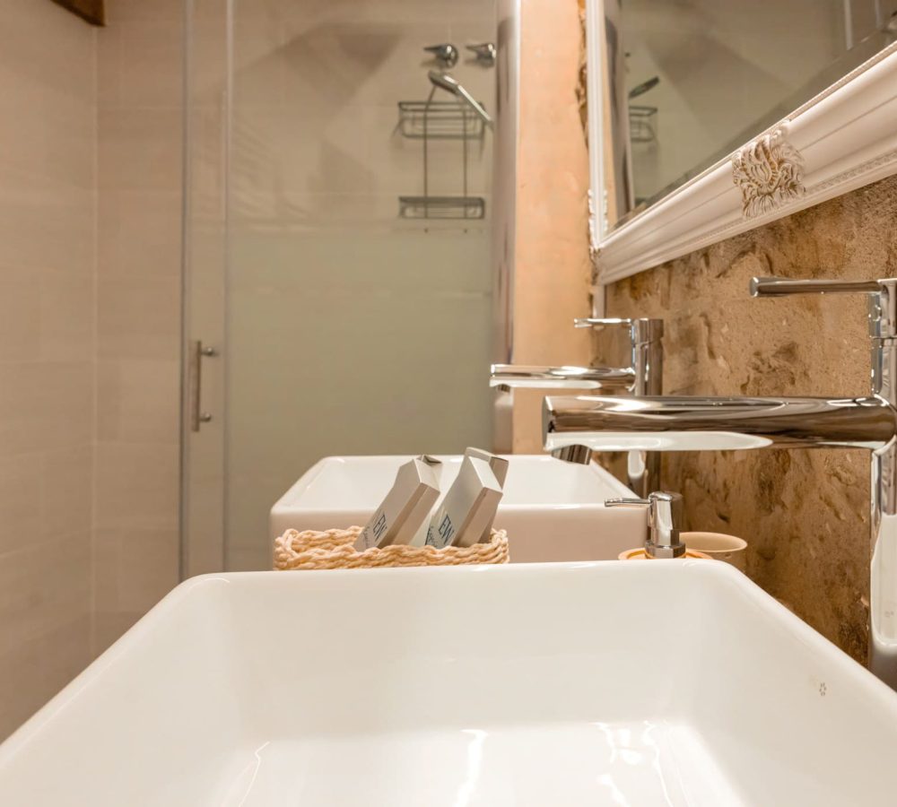 Baño moderno con lavabos y espejo elegante, apartamentos en Linares de Mora