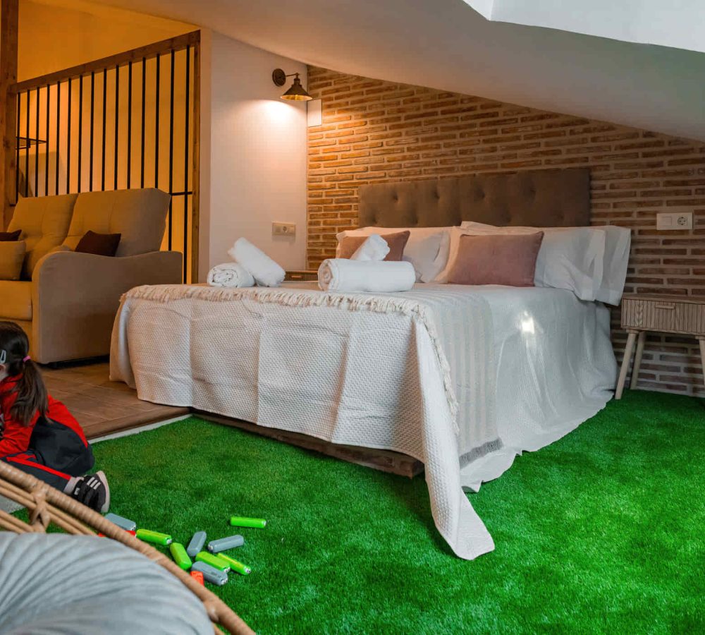 Habitación acogedora con cama y área infantil