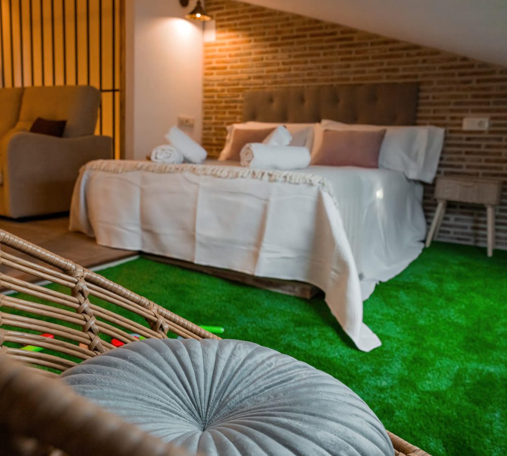 Habitación acogedora con cama y decoración moderna.