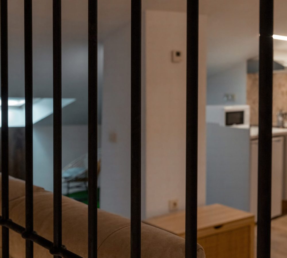 Vista de una cocina desde un espacio enrejado.