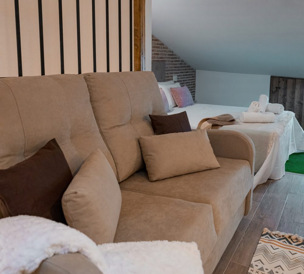 Sala con sofá cómodo y decoración acogedora.