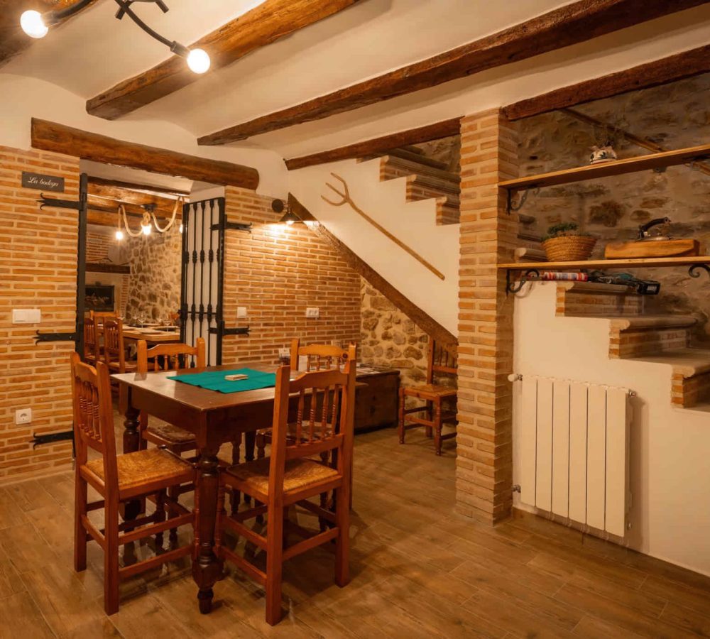 Interior de una vivienda con decoración rústica.