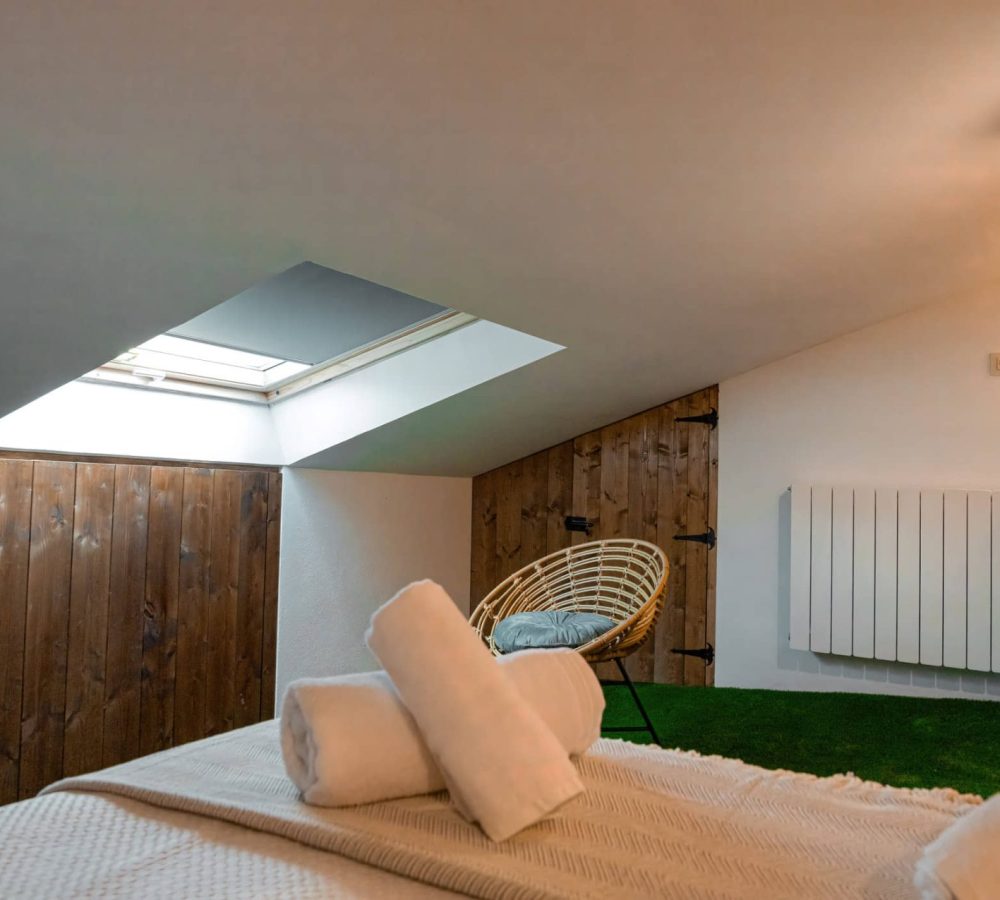 Habitación acogedora con ventana y decoración moderna.