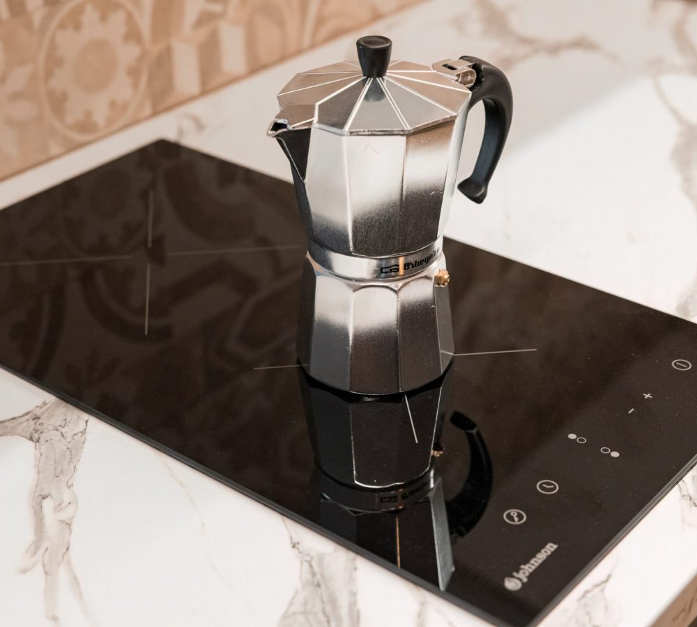 Cafetera italiana sobre una encimera moderna.