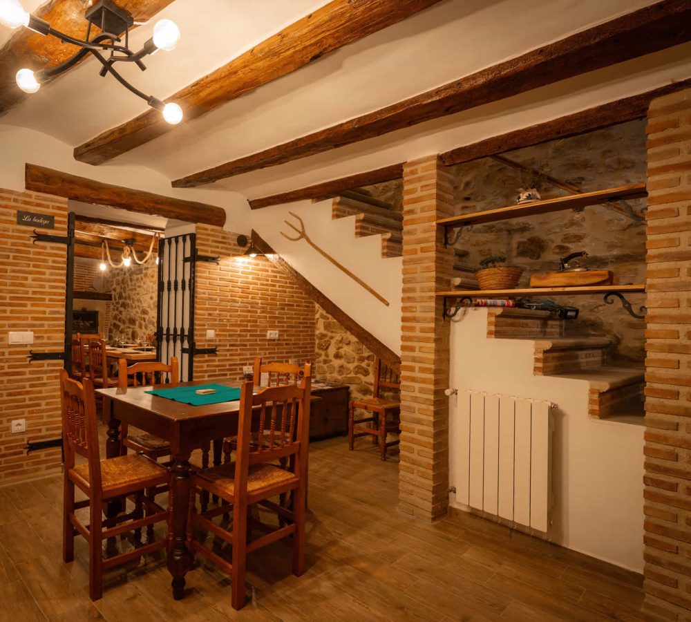 Interior acogedor de casa con mesa y sillas de madera.