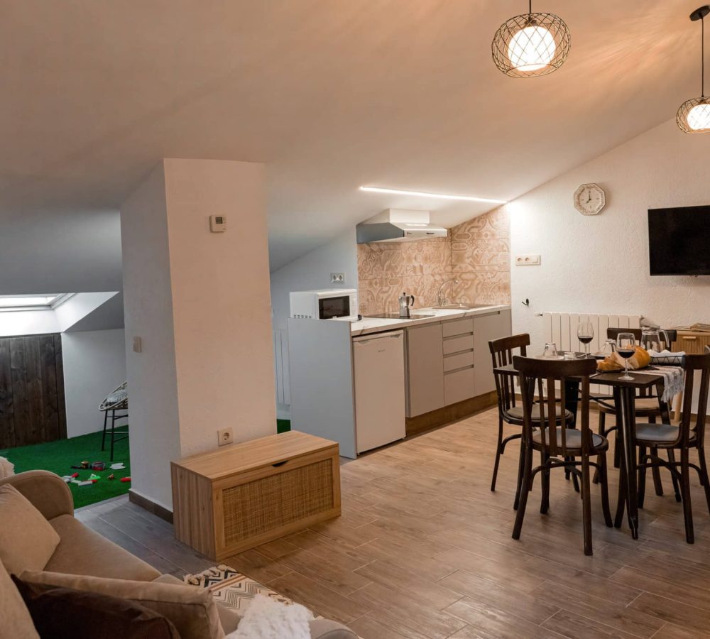 Cocina moderna en un ático acogedor y luminoso.