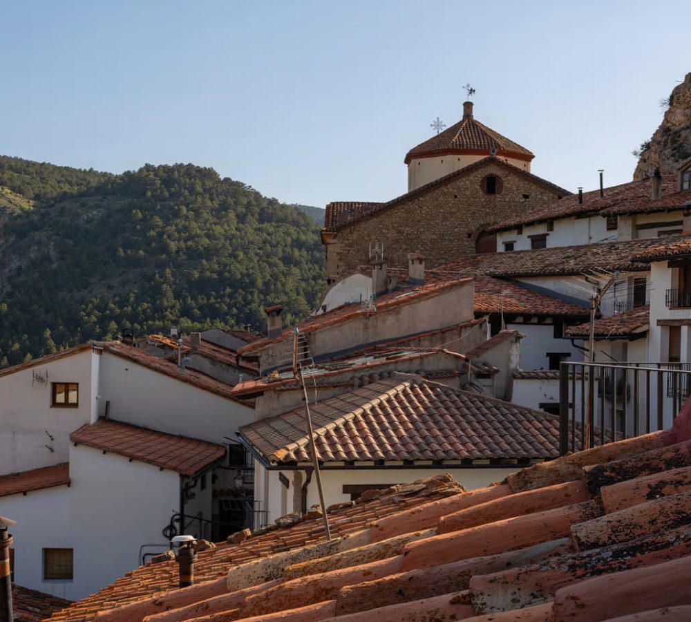 Tejados de una aldea en montaña tranquila