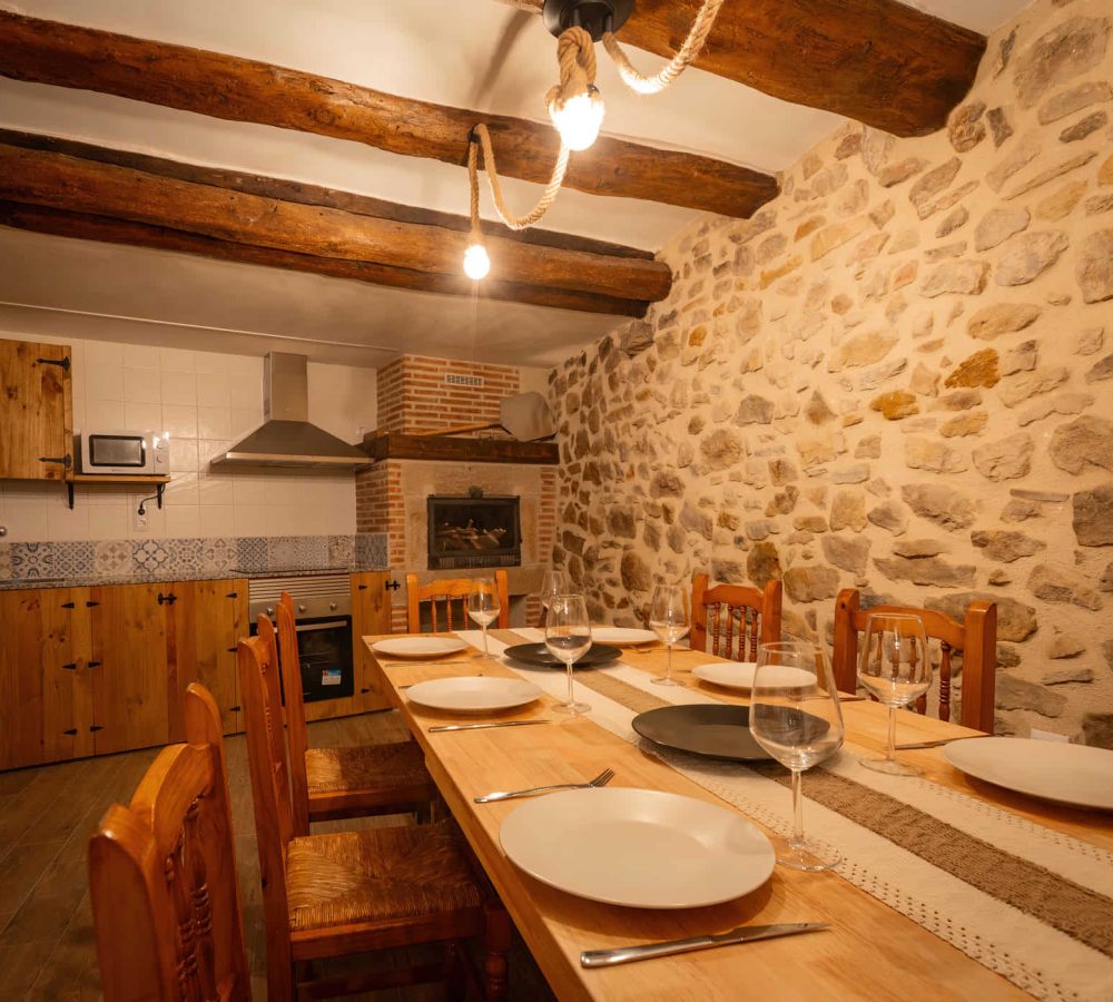 Cocina rústica con mesa y decoración acogedora