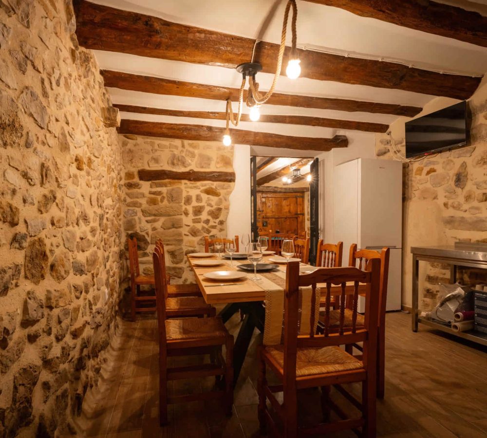 Comedor rústico con mesa y sillas de madera