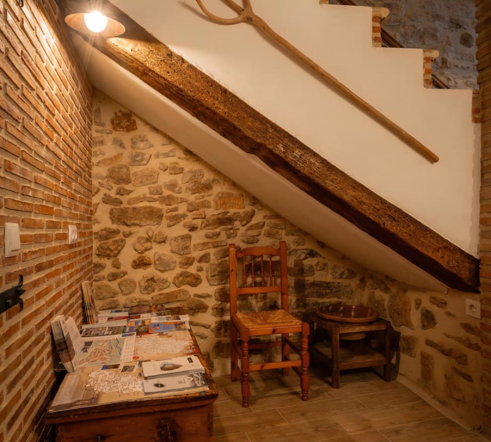 Esquina acogedora con mesa y sillas de madera