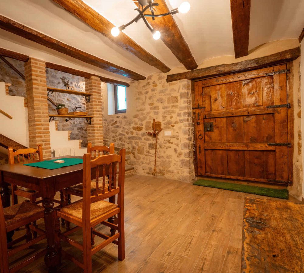 Interior rústico con mesa y puerta de madera