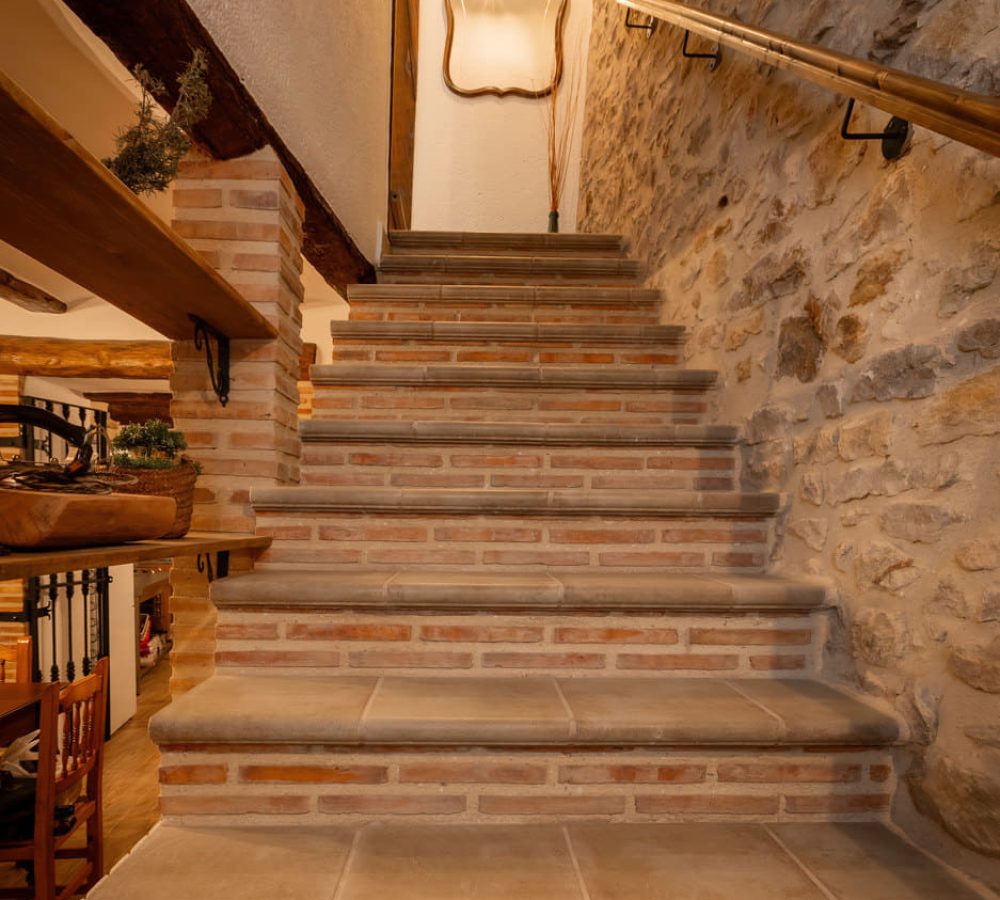 Escalera de ladrillo con iluminación suave