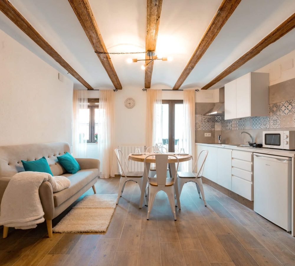 Salón acogedor con cocina y comedor luminoso.