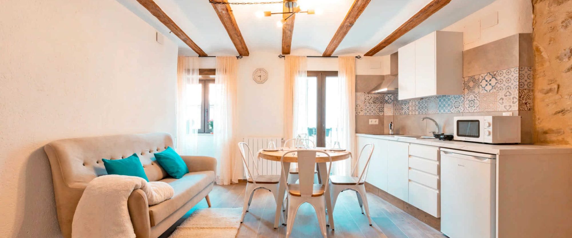 Amplio salón con cocina moderna y decoración acogedora