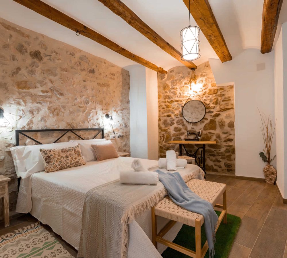 Habitación acogedora con paredes de piedra vista.