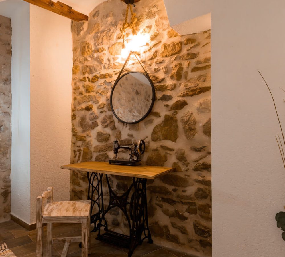 Rincón acogedor con espejo y máquina de coser.