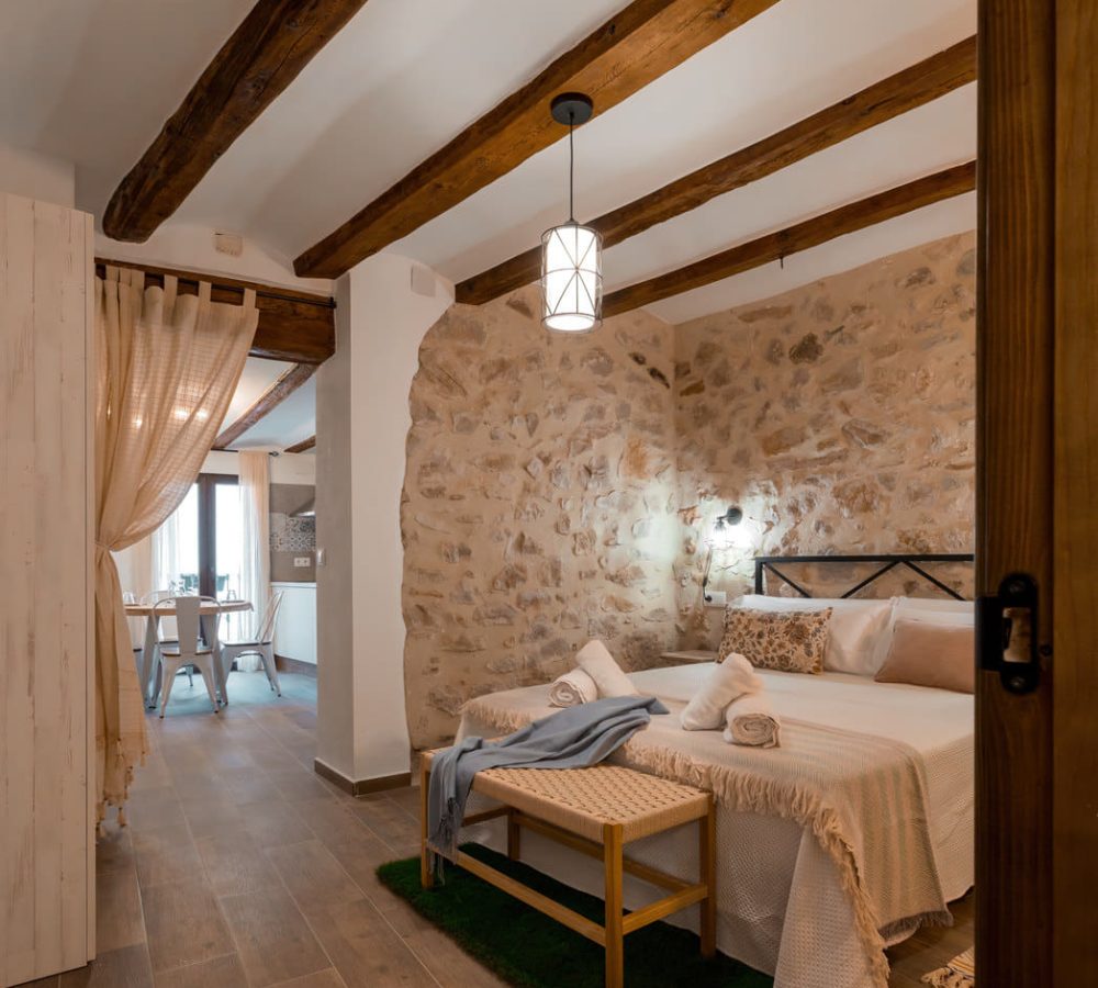 Habitación acogedora con paredes de piedra.