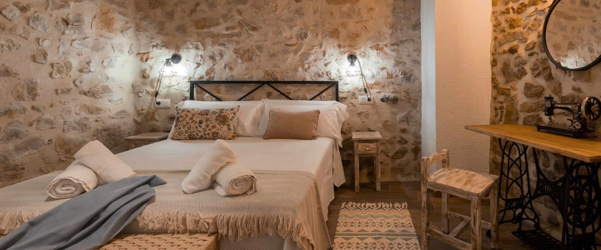 Habitación acogedora con paredes de piedra