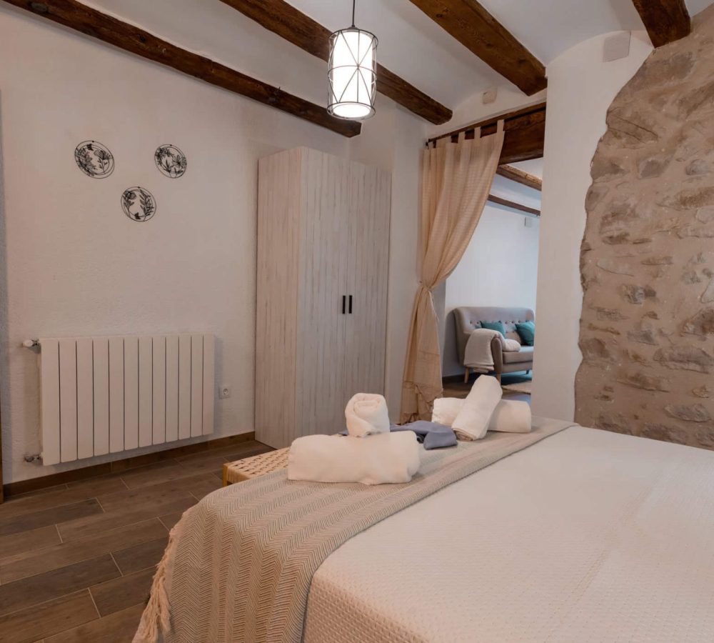 Habitación acogedora con cama y decoración moderna.