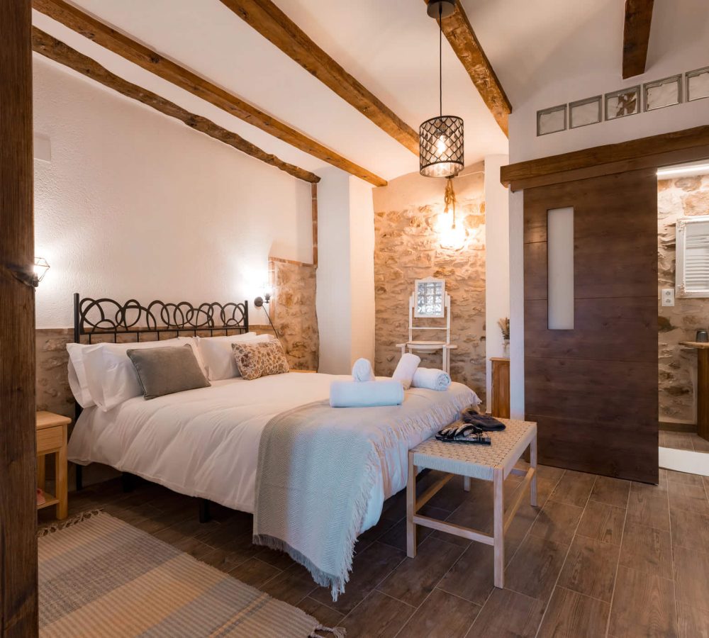 Habitación acogedora con estilo rústico y moderno.