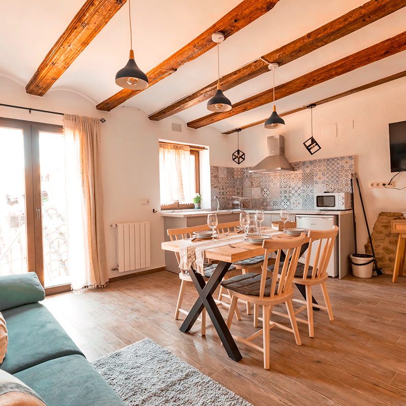 Sala de estar luminosa con cocina y comedor.