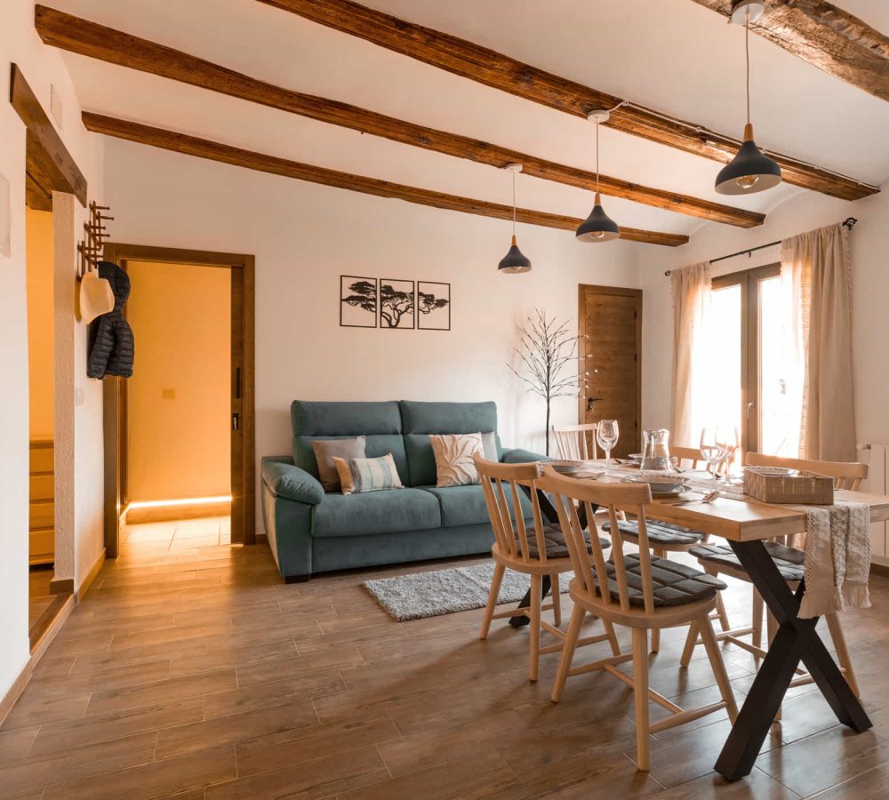 Sala de estar acogedora con muebles modernos.