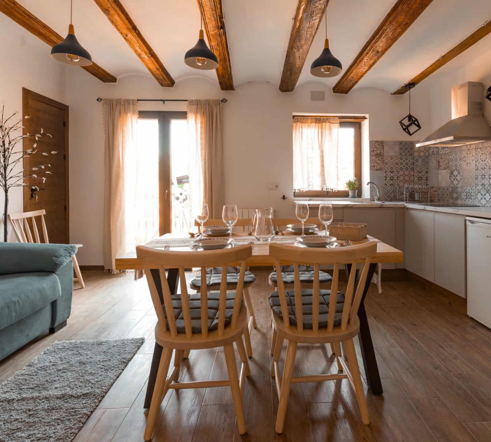 Cocina y comedor luminoso y moderno.