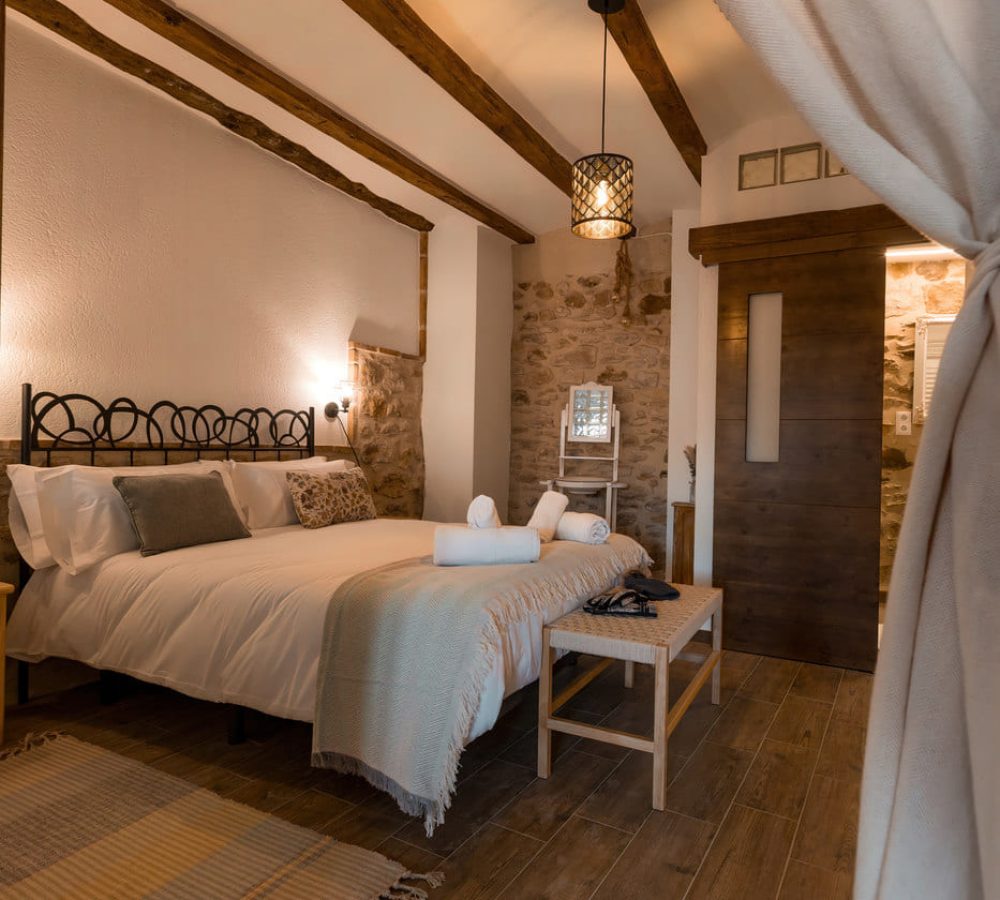 Habitación acogedora con decoración rústica.