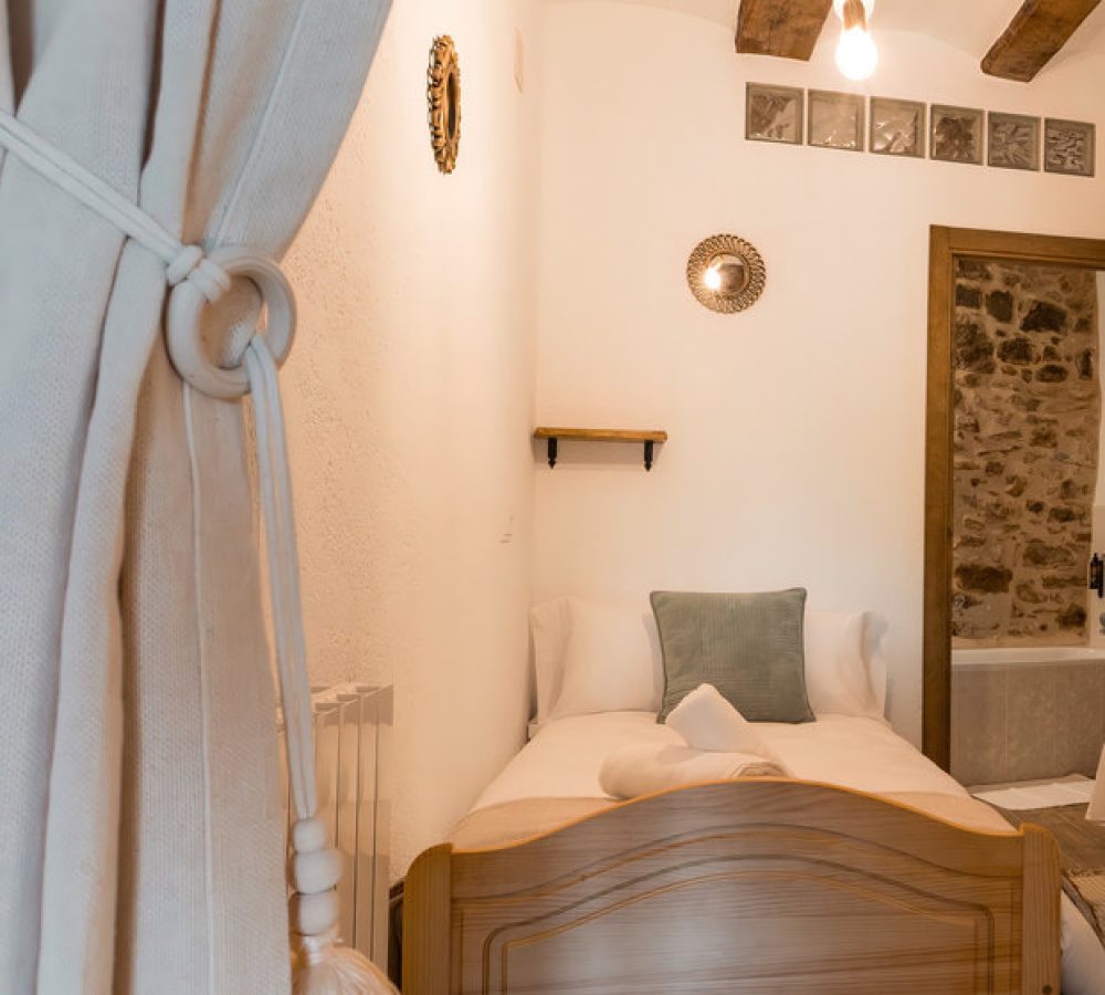 Habitación acogedora con decoración rústica.