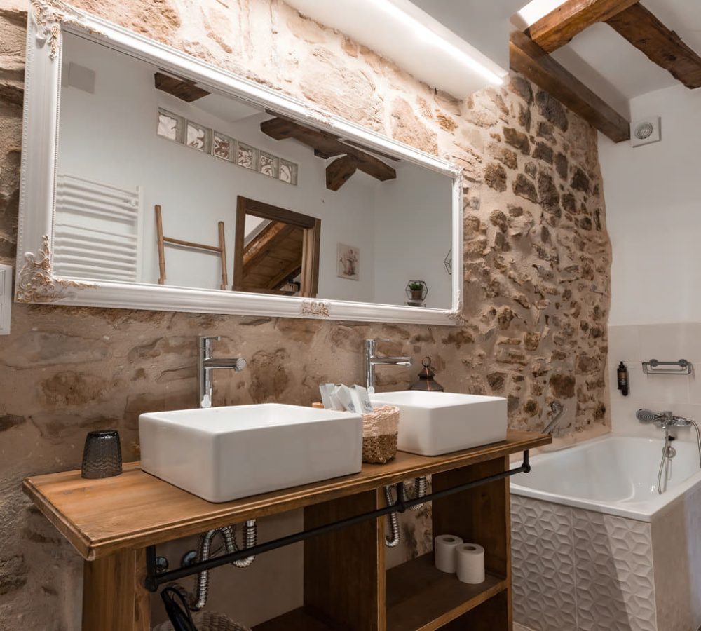 Baño moderno con lavabo y bañera elegante.