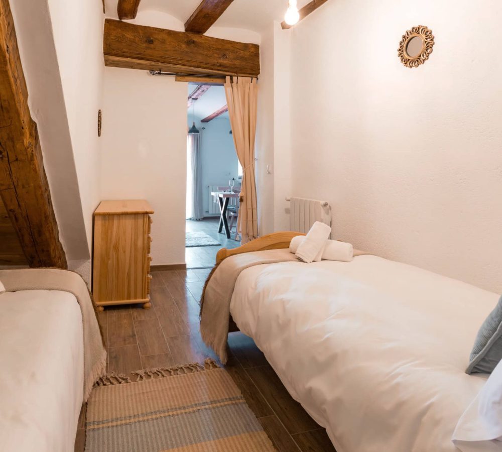 Habitación acogedora con camas y decoración elegante.