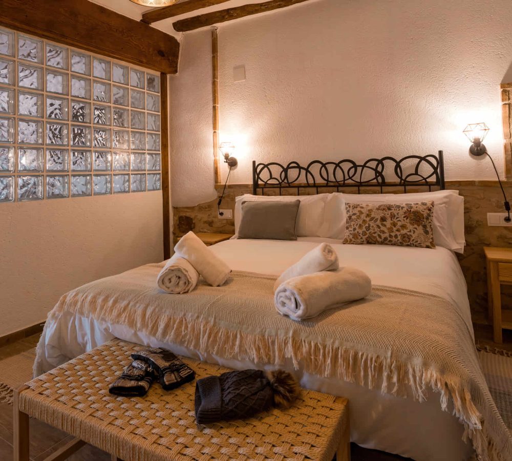 Habitación acogedora con cama y decoración rústica.