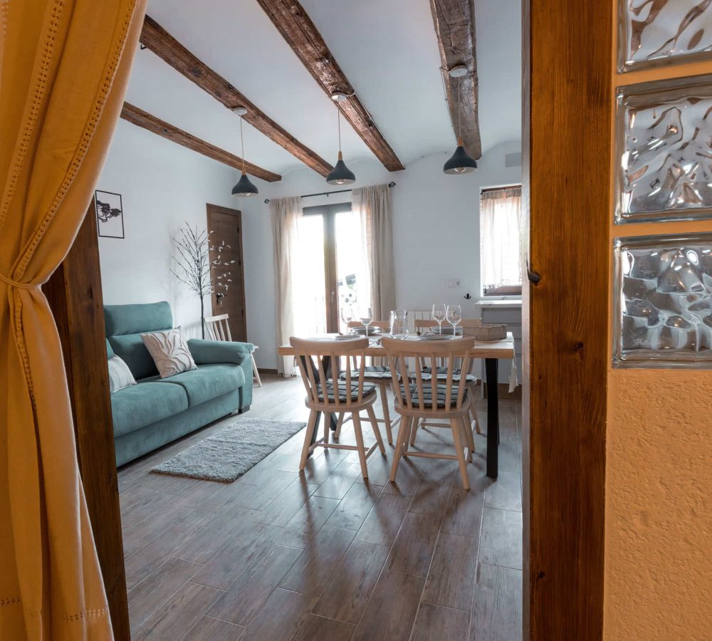 Vista del salón y comedor acogedor y moderno