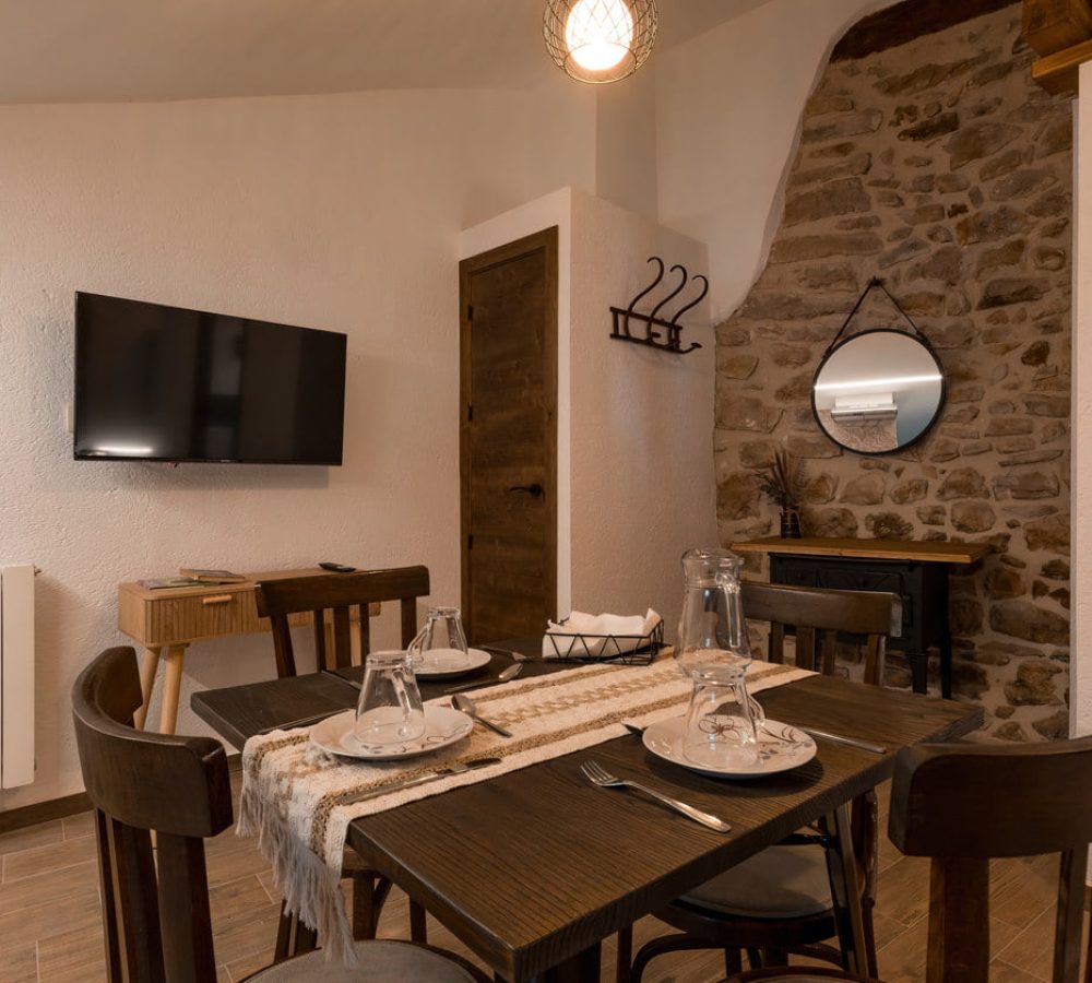 Comedor acogedor con decoración moderna y horno de piedra